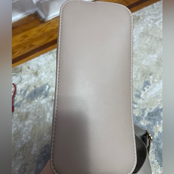 Bard new GUESS crossbody bag in Taupe color - Picture 2 of 8